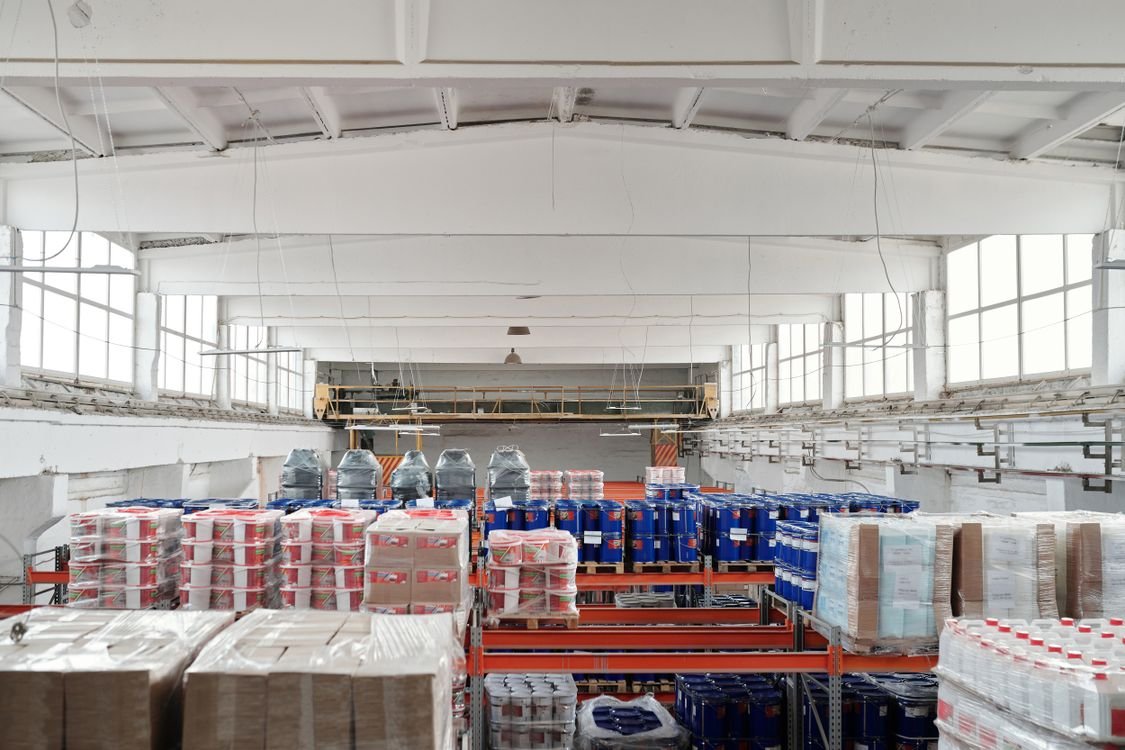 Interior de galpão com área de armazenagem — imagem ilustrativa