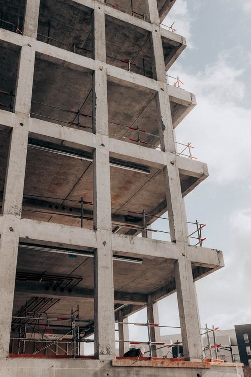 Estrutura de concreto de uma edificação em construção — imagem ilustrativa